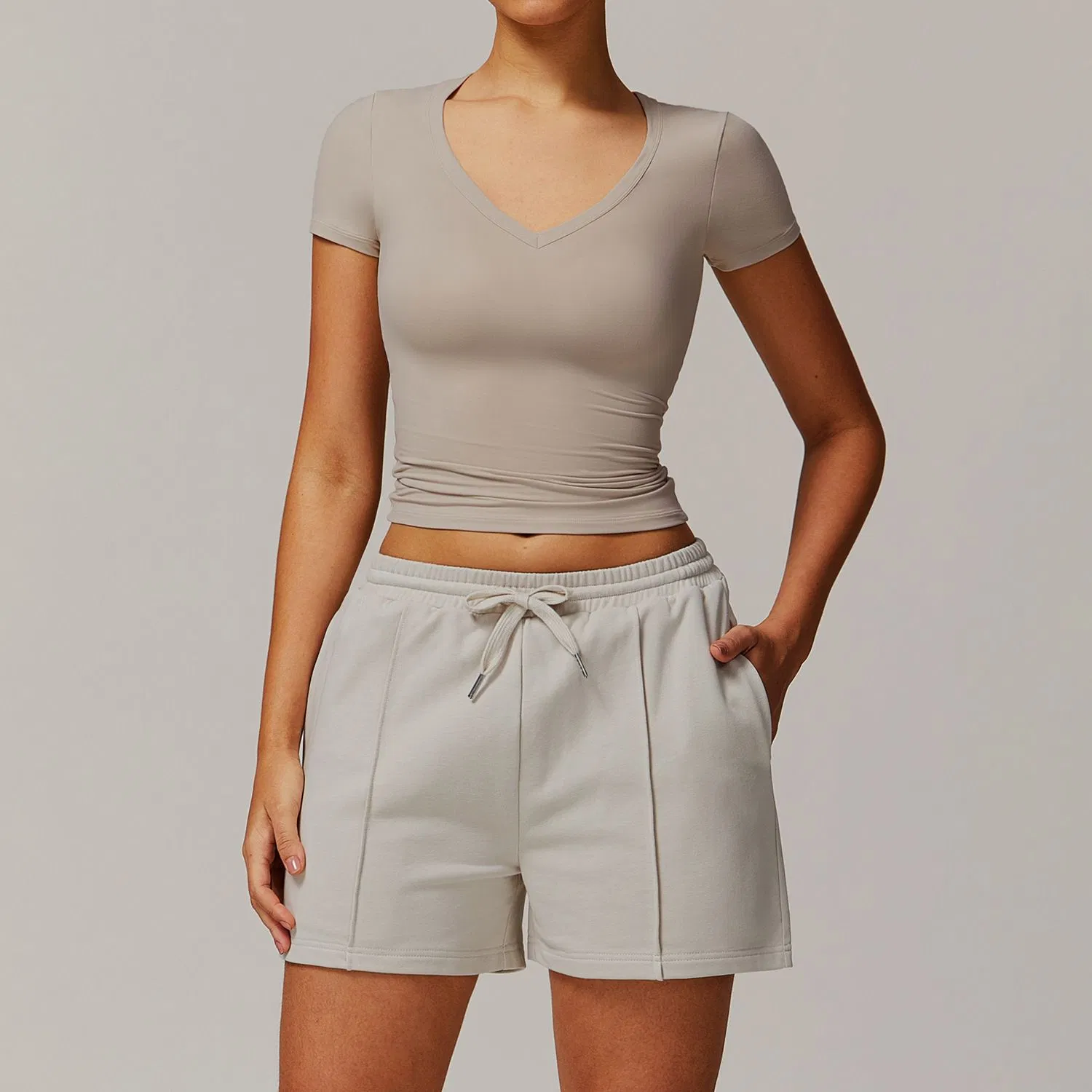 Calças curtas esportivas de cintura alta, camisa de roupas esportivas para o traje casual feminino durante o treino