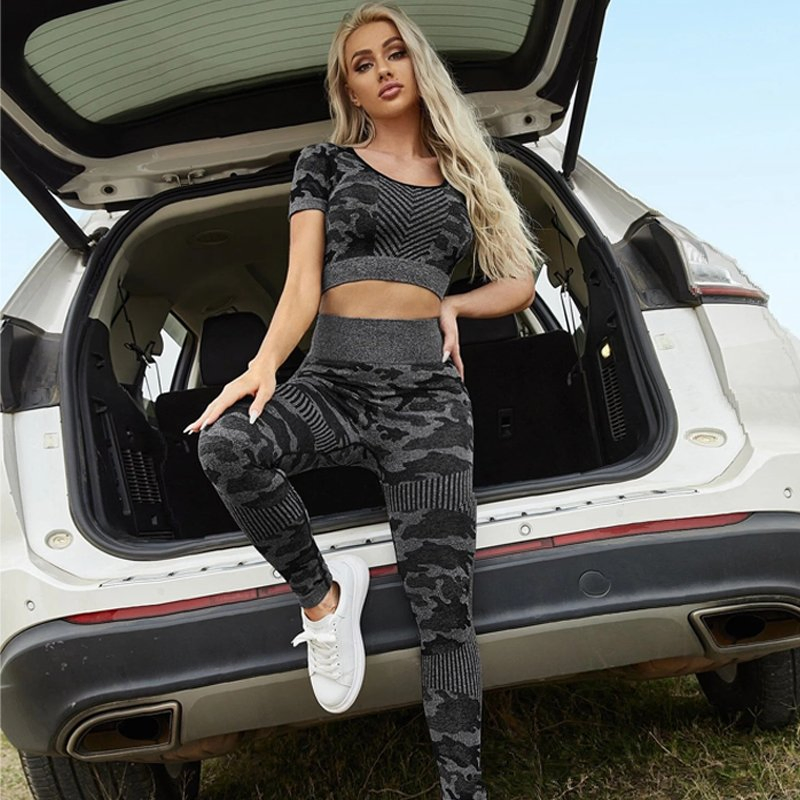 Conjunto de Roupas de Lazer e Suor de Manga Curta para Mulheres, Top Cropped Sexy Sem Costura com Costas Vazadas + Conjunto de Leggings Camo