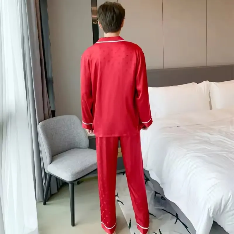 Pijamas de alta qualidade para casais femininos na primavera e no outono, feitos de seda gelada e poliéster, com mangas longas, corte solto, tamanho grande, apresentando um padrão de coração