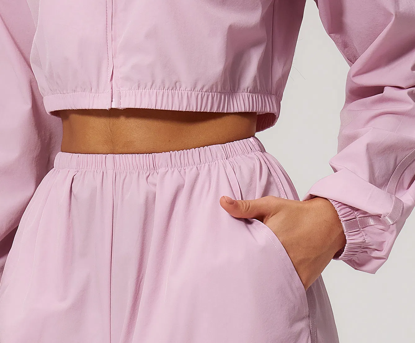 Roupas esportivas femininas personalizadas e soltas para caminhadas ao ar livre com proteção solar. Roupas de fitness de secagem rápida