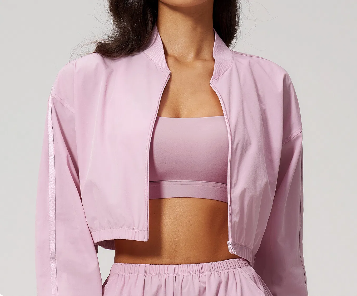 Roupas esportivas femininas personalizadas e soltas para caminhadas ao ar livre com proteção solar. Roupas de fitness de secagem rápida