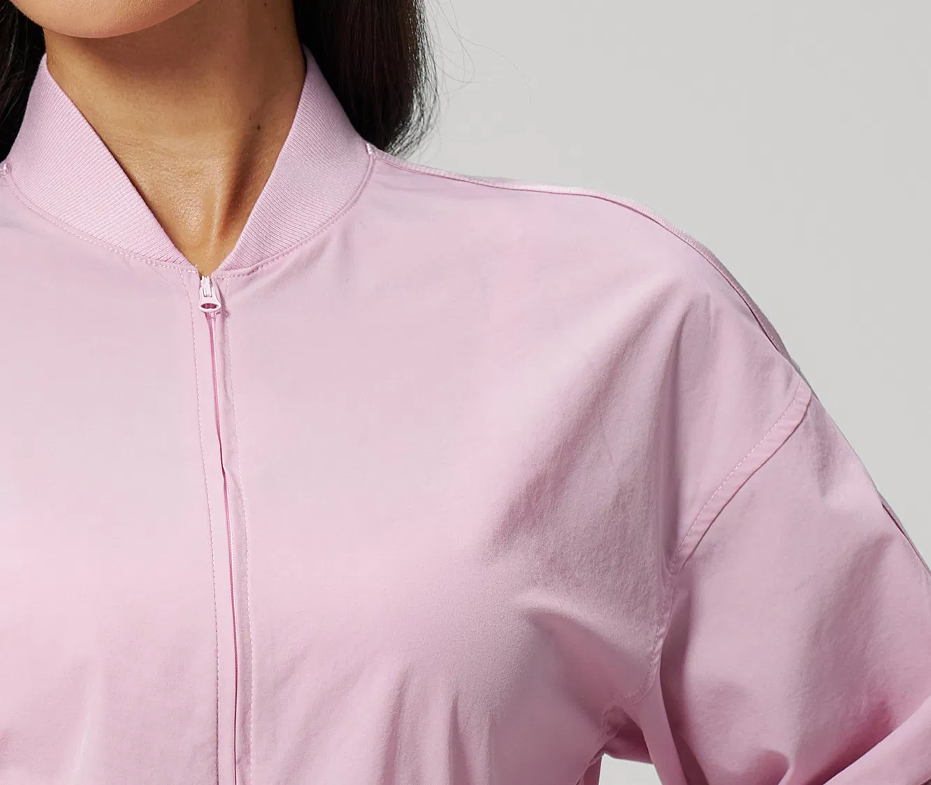 Roupas esportivas femininas personalizadas e soltas para caminhadas ao ar livre com proteção solar. Roupas de fitness de secagem rápida