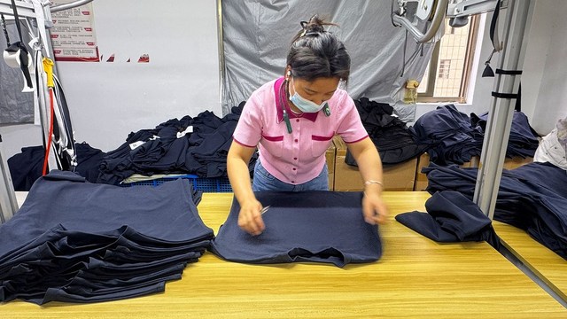 Vestido curto azul clássico com drapeados produzido em fábrica