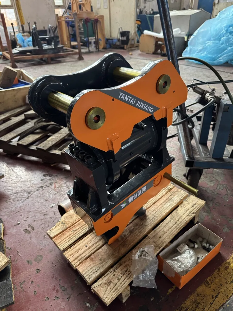 Heavy-Duty Compact Excavator Quick Hitch Coupler with Smart Tilting Feature