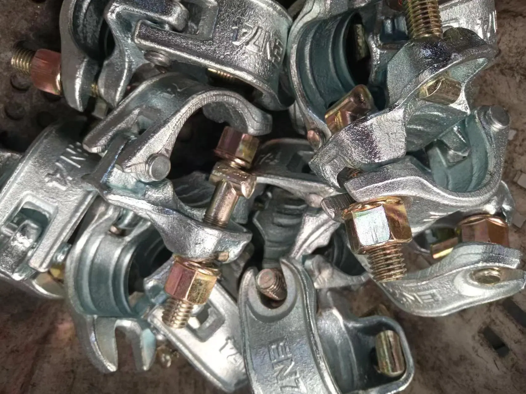 En74/BS1139 Standard Hot Sale German Type Double/Right Angle 48.3mm Coupler