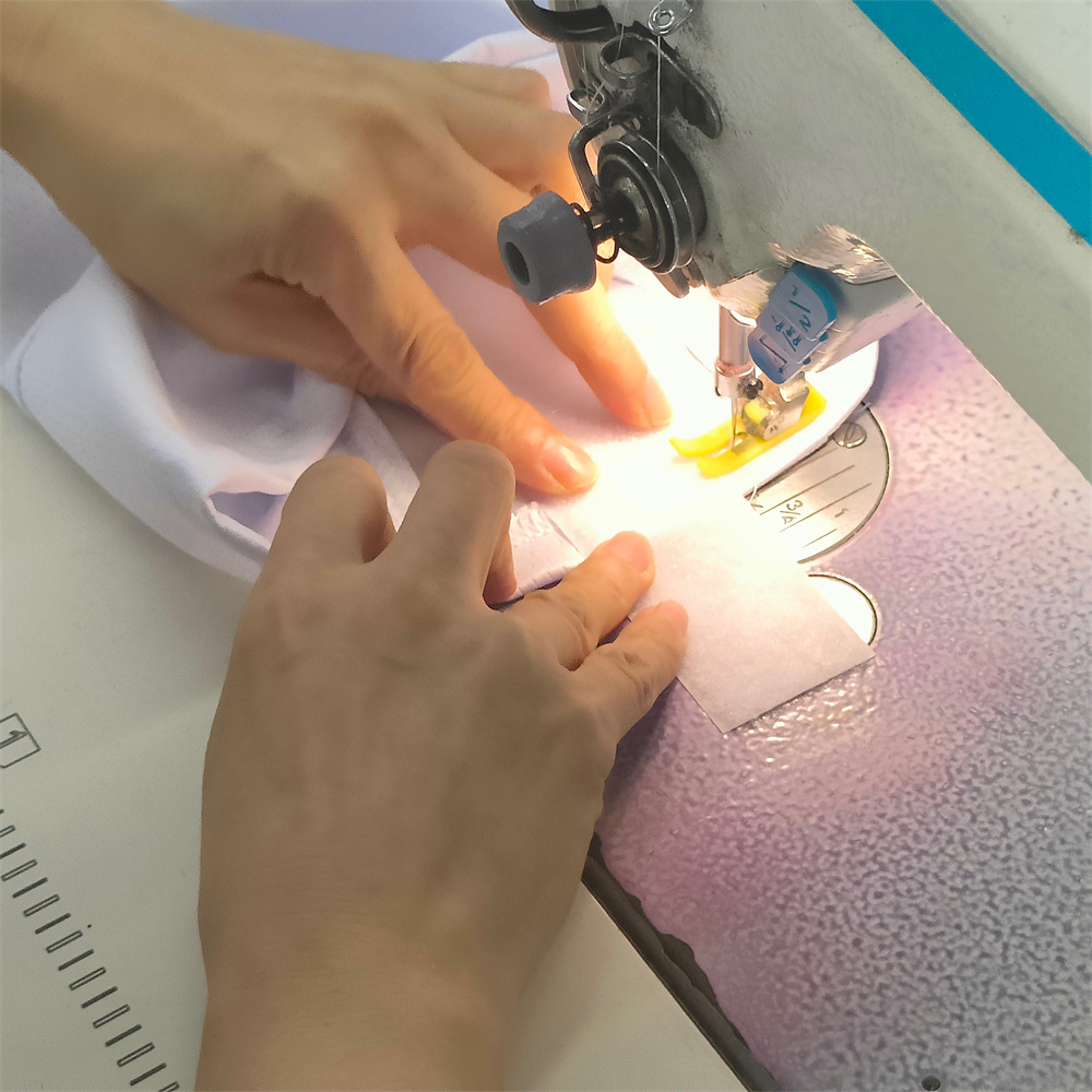 Velcro attachment machine for sportswear fastening