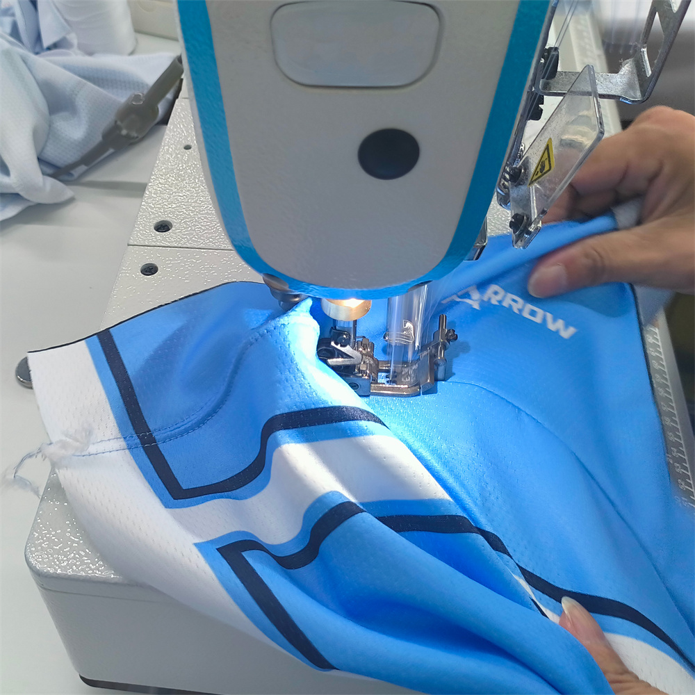 Overlock sewing machine for sportswear seam finishing