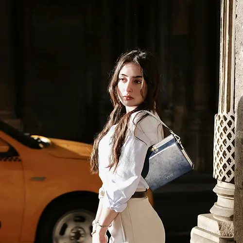 Portable leather lunch bag for outdoor travel and picnics