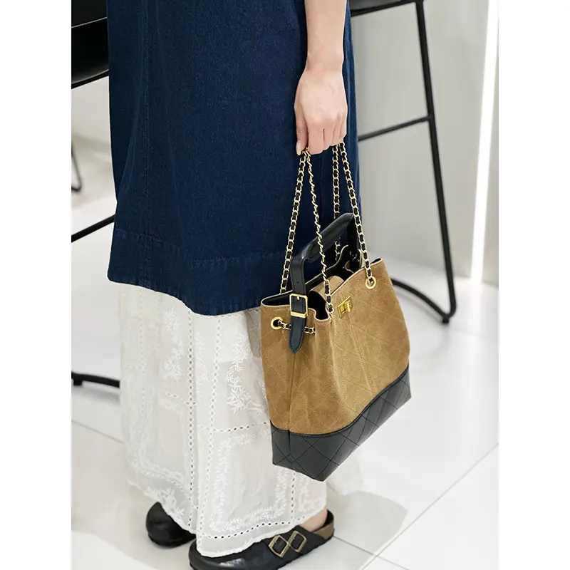 China Matte Leather Diamond Cowhide Retro Chain Shoulder Bag Bucket Bag Contrast Color Tote Bag Factories, Supplier