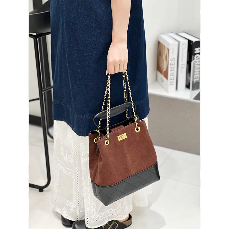 China Matte Leather Diamond Cowhide Retro Chain Shoulder Bag Bucket Bag Contrast Color Tote Bag Factories, Supplier
