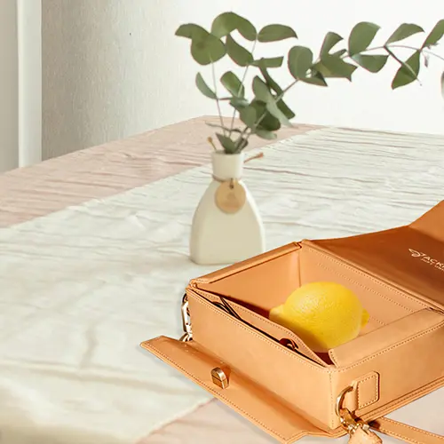 Multi-functional crossbody and shoulder lunch bag display