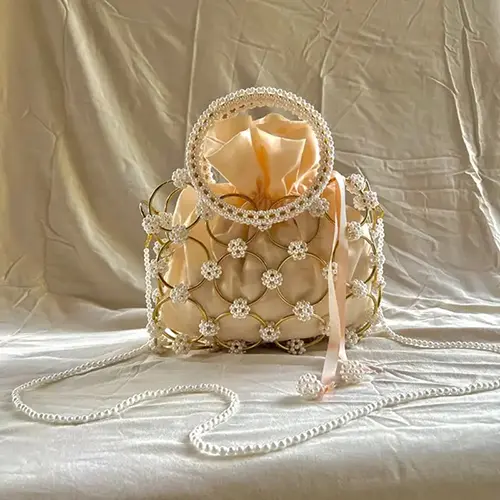 Model carrying Pearl Clutch