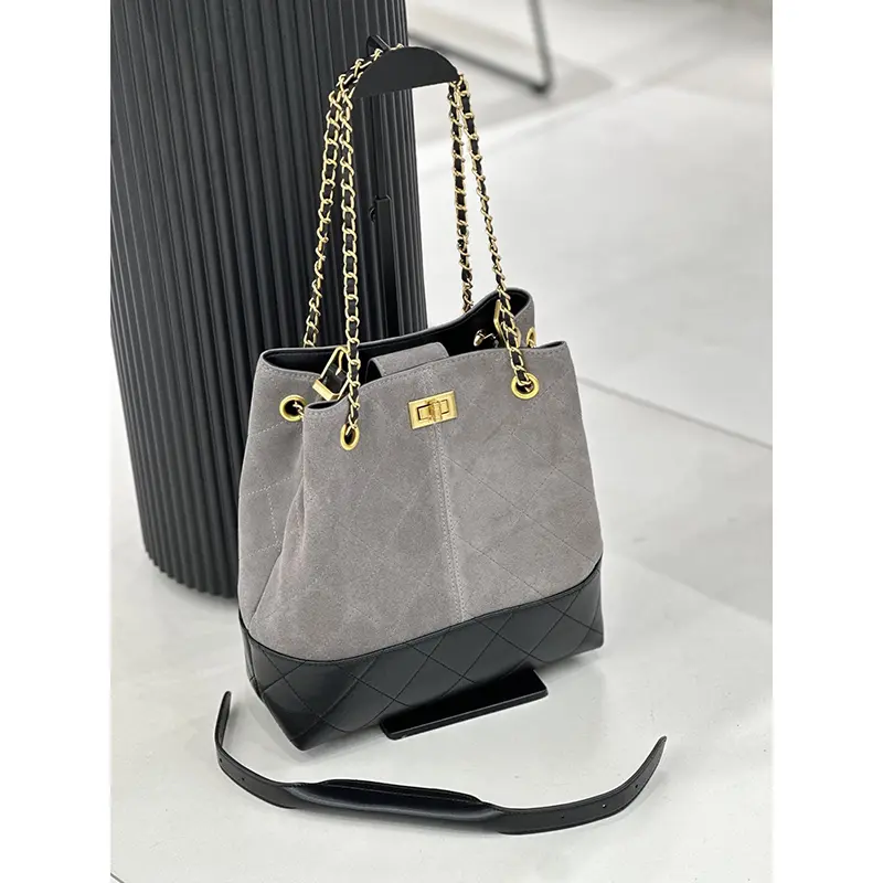 China Matte Leather Diamond Cowhide Retro Chain Shoulder Bag Bucket Bag Contrast Color Tote Bag Factories, Supplier