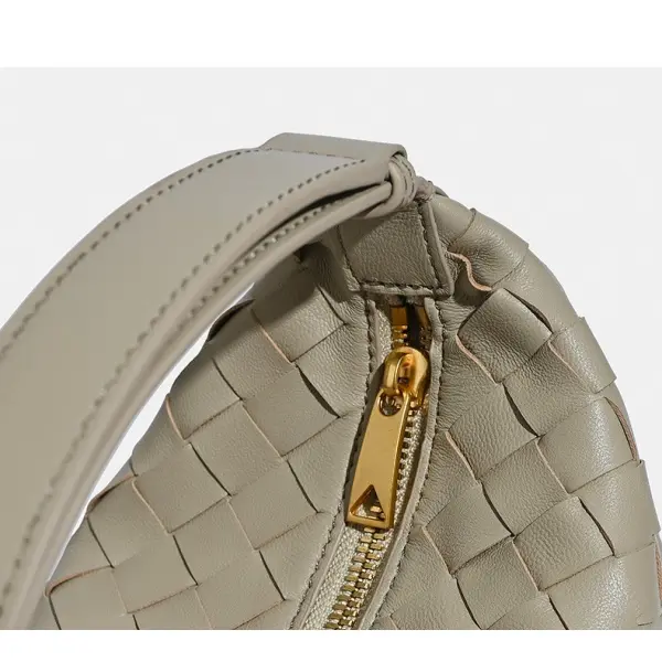 China Women's Luxury Genuine Leather Tote Handbag with Waterproof Zipper Closure Casual Stylish Design Polyester Lining Manufacturers, Suppliers