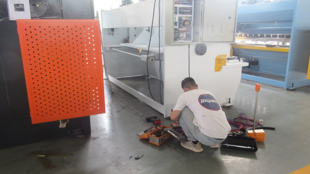 AcuTek CNC assembly workshop with skilled technicians assembling CNC machine tools