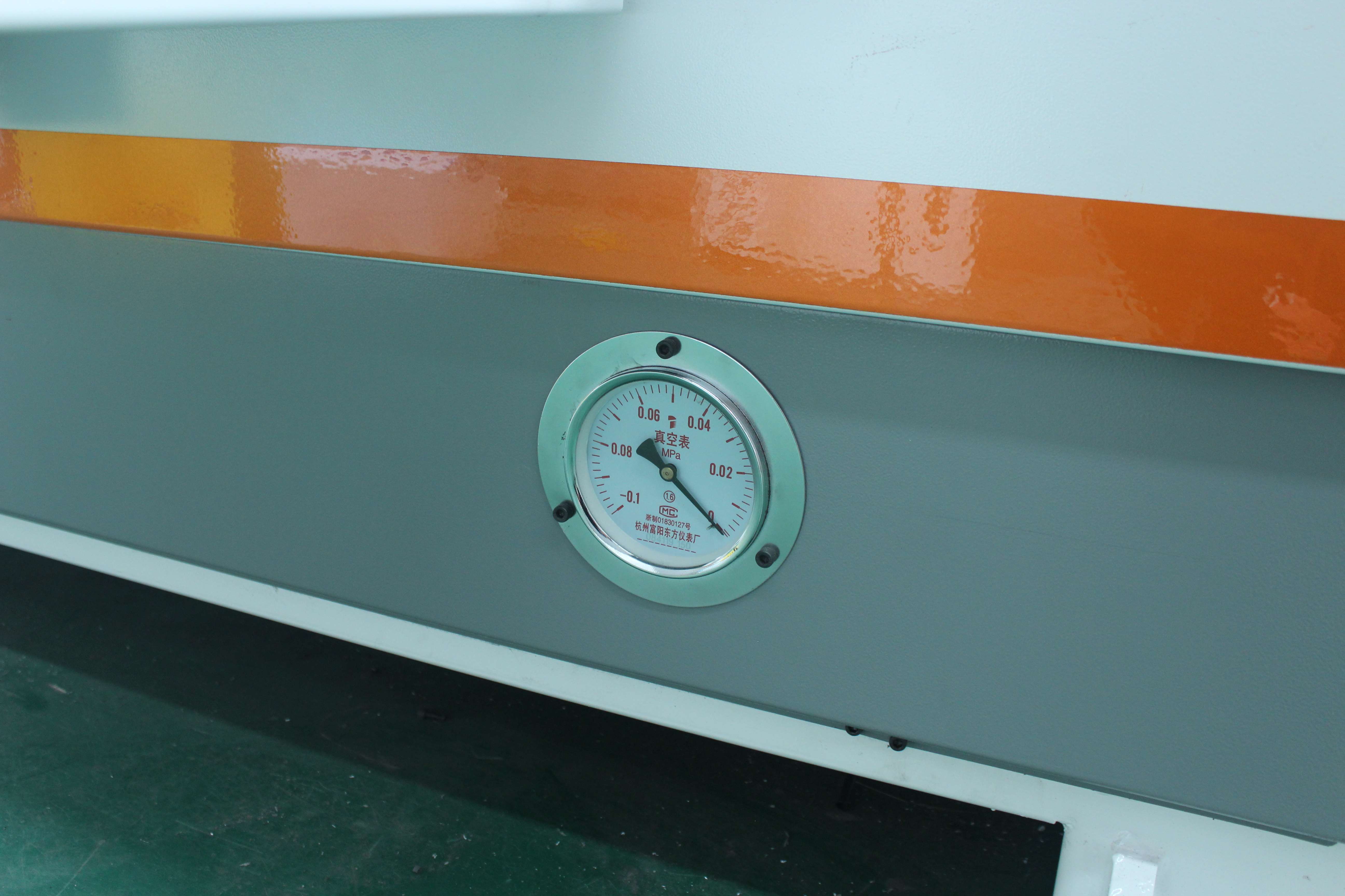 Vacuum pump pressure gauge