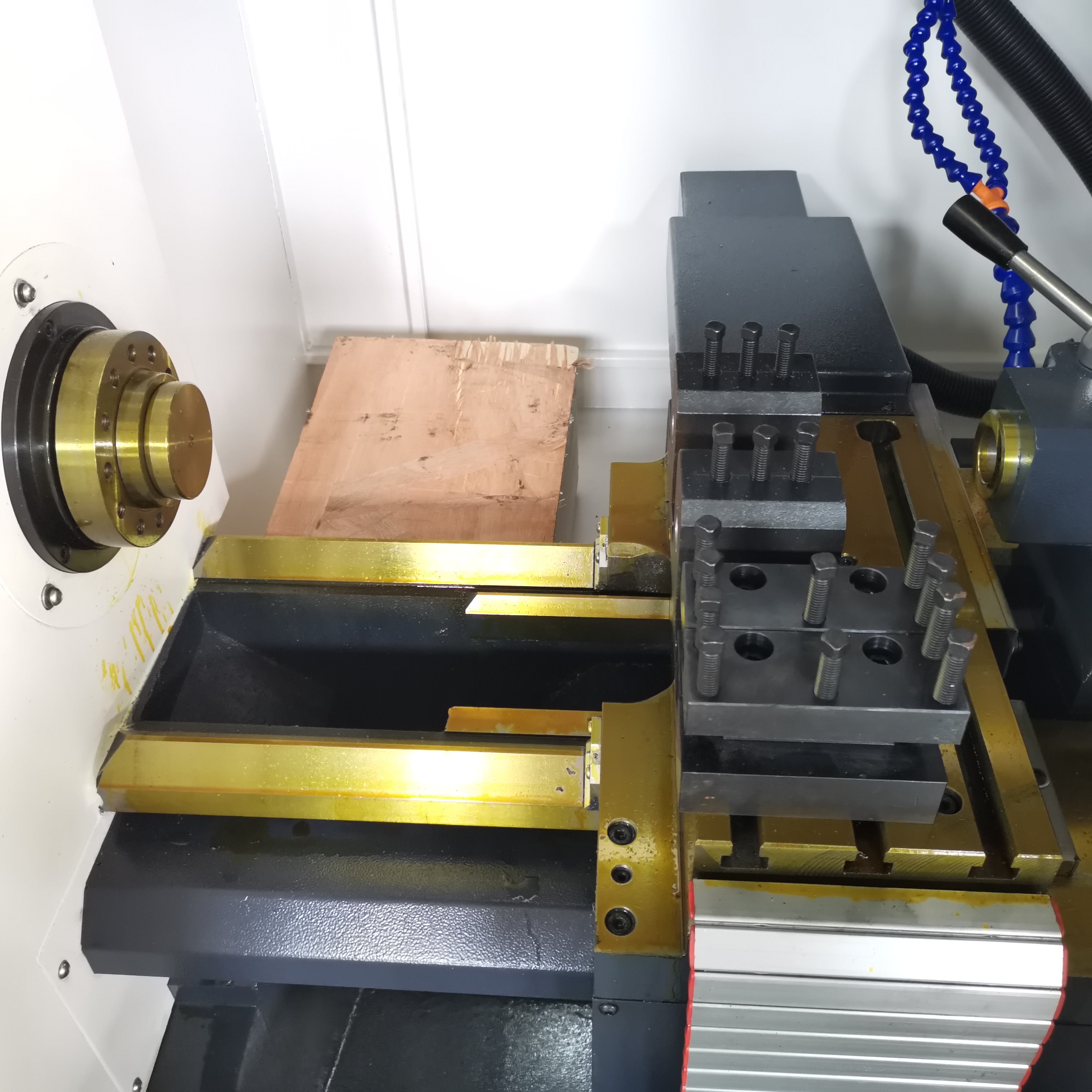 CK6130 Horizontal Flat Bed CNC Lathe Single Spindle Medium Duty Mitsubishi Control System for Benchtop Use