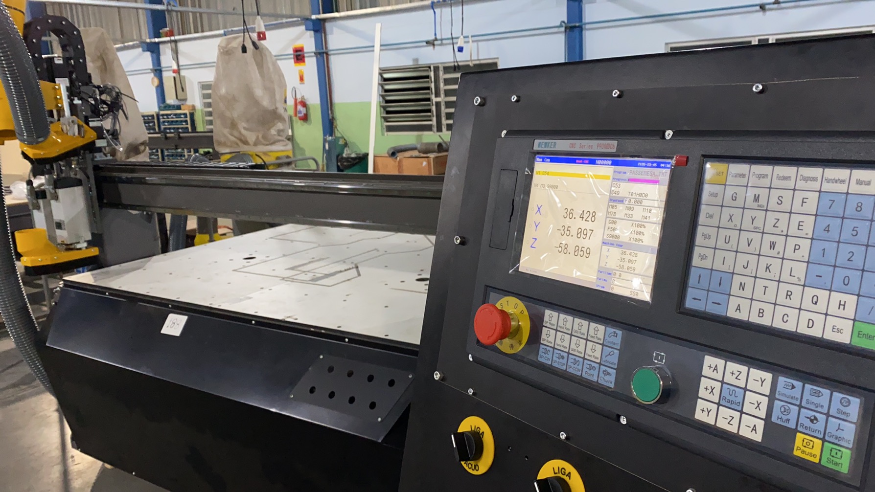 Vertical Machining Center NEWKer Control CNC 3 Axis Milling Machine 4 Axis