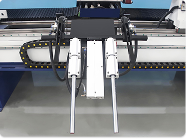 Pneumatic automatic feeding device