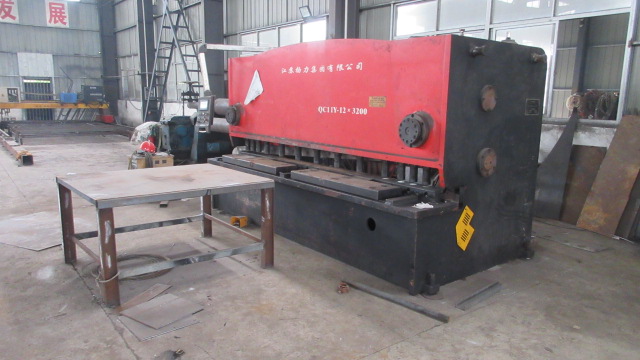 Plate shearing machine used in AcuTek CNC manufacturing and sheet metal processing
