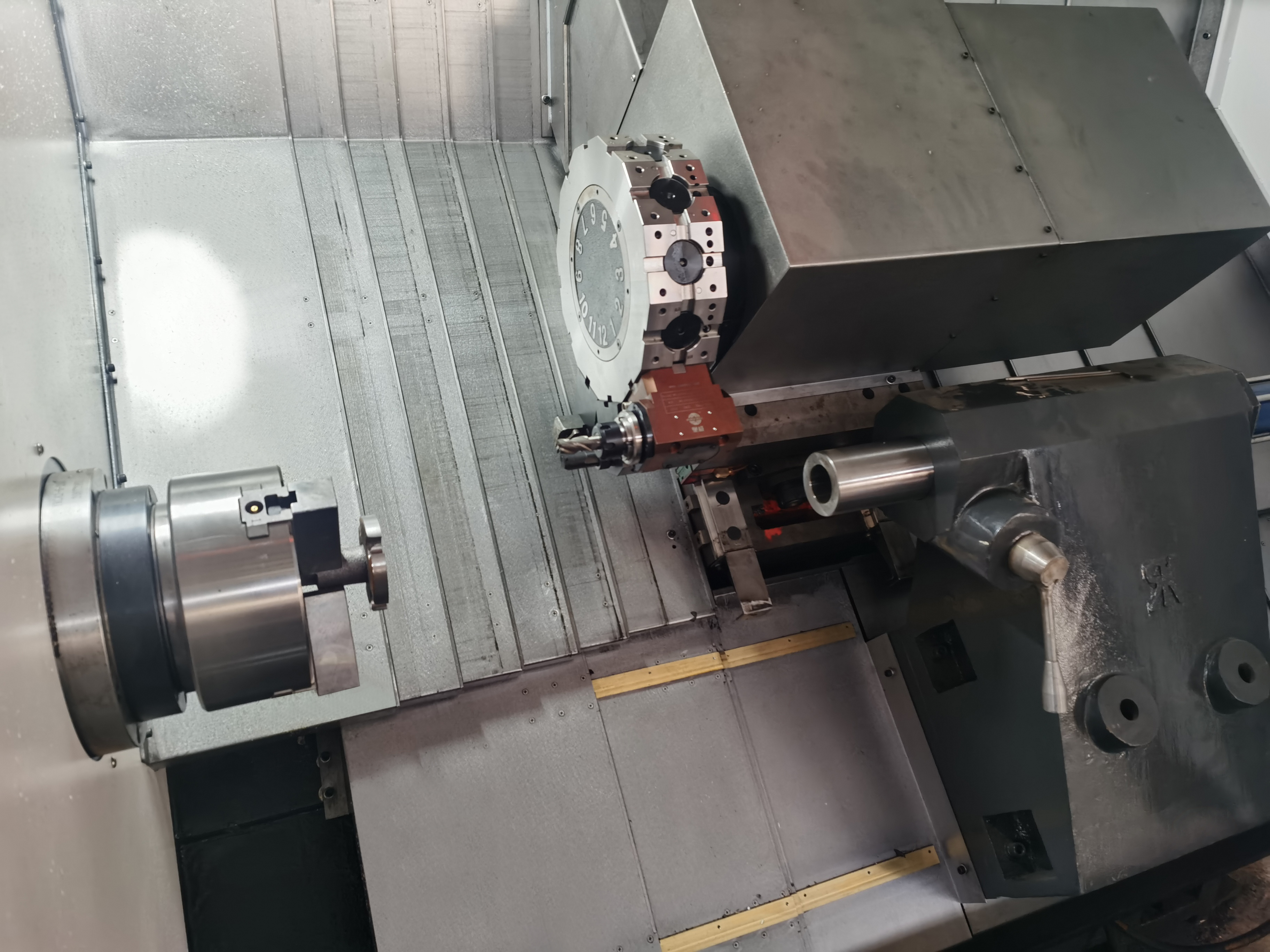 Slant bed cnc lathe with living turret