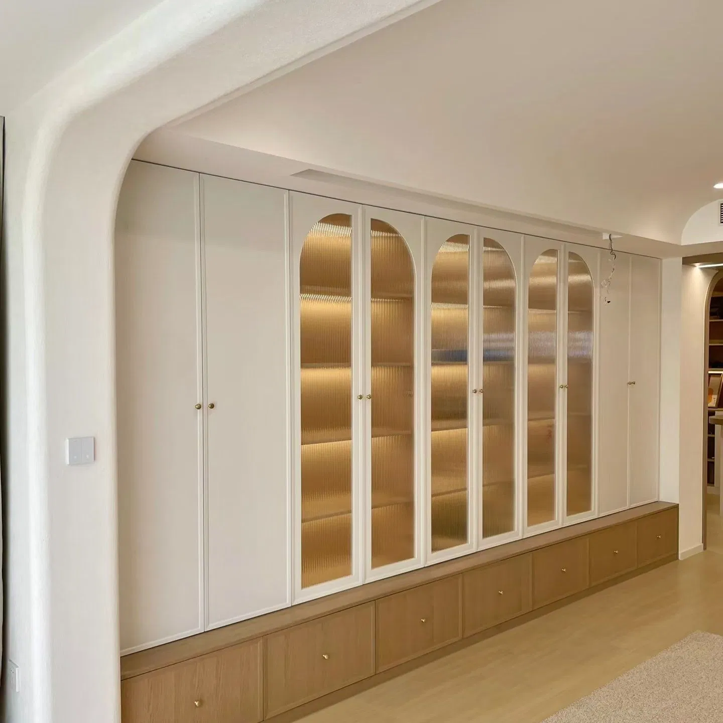 Wholesale Modern Design Office Glass Wooden Industrial Style Modular Tree-Shaped Wooden Book Case Shelf Solid Wood Wooden Office Wholesale White Filing Home