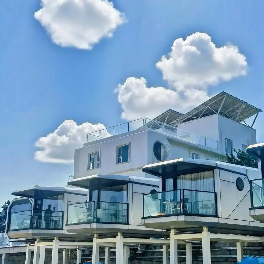 تصميم أزياء كبسولات فضائية متينة مصممة لبيئات المنازل الحديثة
