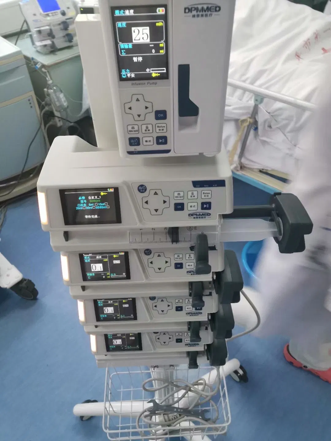 سخان تسريب ذكي مضخة تسريب حقن عالية الدقة للحقن للمرضى معدات طبية بيطرية OEM جهاز تغذية حقن عمود تثبيت محمول