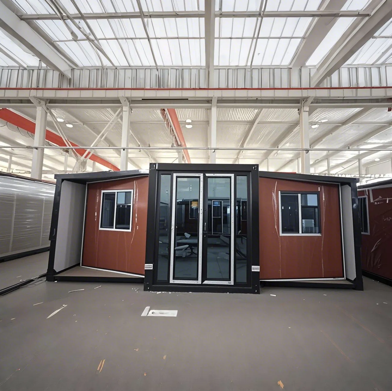 Casa modular prefabricada moderna con grandes puertas de vidrio y exterior de madera para una vida sostenible y fácil instalación