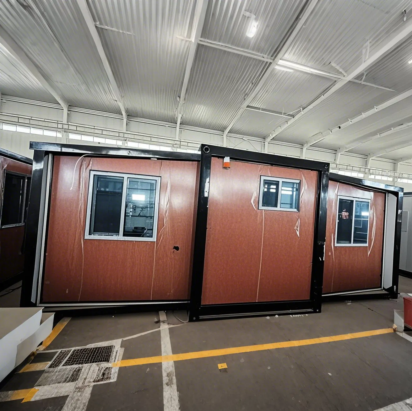 Casa modular prefabricada moderna con grandes puertas de vidrio y exterior de madera para una vida sostenible y fácil instalación
