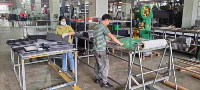 Logística y carga en contenedores marítimos en fábrica de ADL Builds
