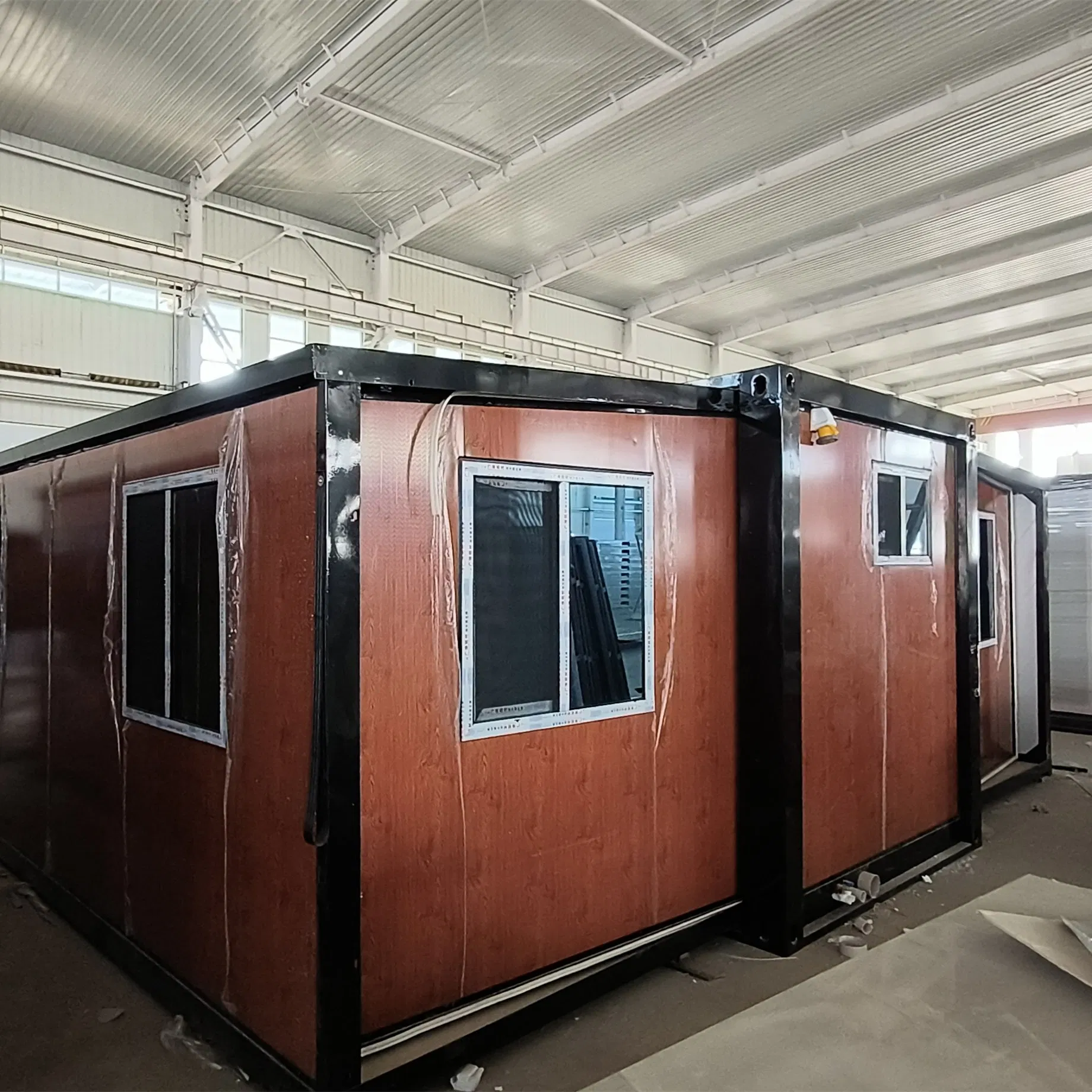 Casa Modular Prefabricada Expandible y Plegable de Lujo Moderno con Grandes Puertas de Cristal y Exterior de Madera para una Vida Sostenible y Fácil Instalación