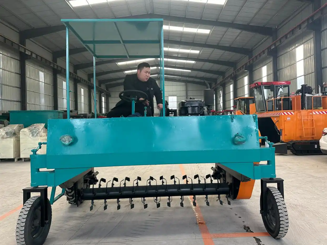 Poultry Manure Self-Propelled Wheeled Composting Machine / Mobile Compost Turning Machine High-Efficiency Tracked Design 500-700