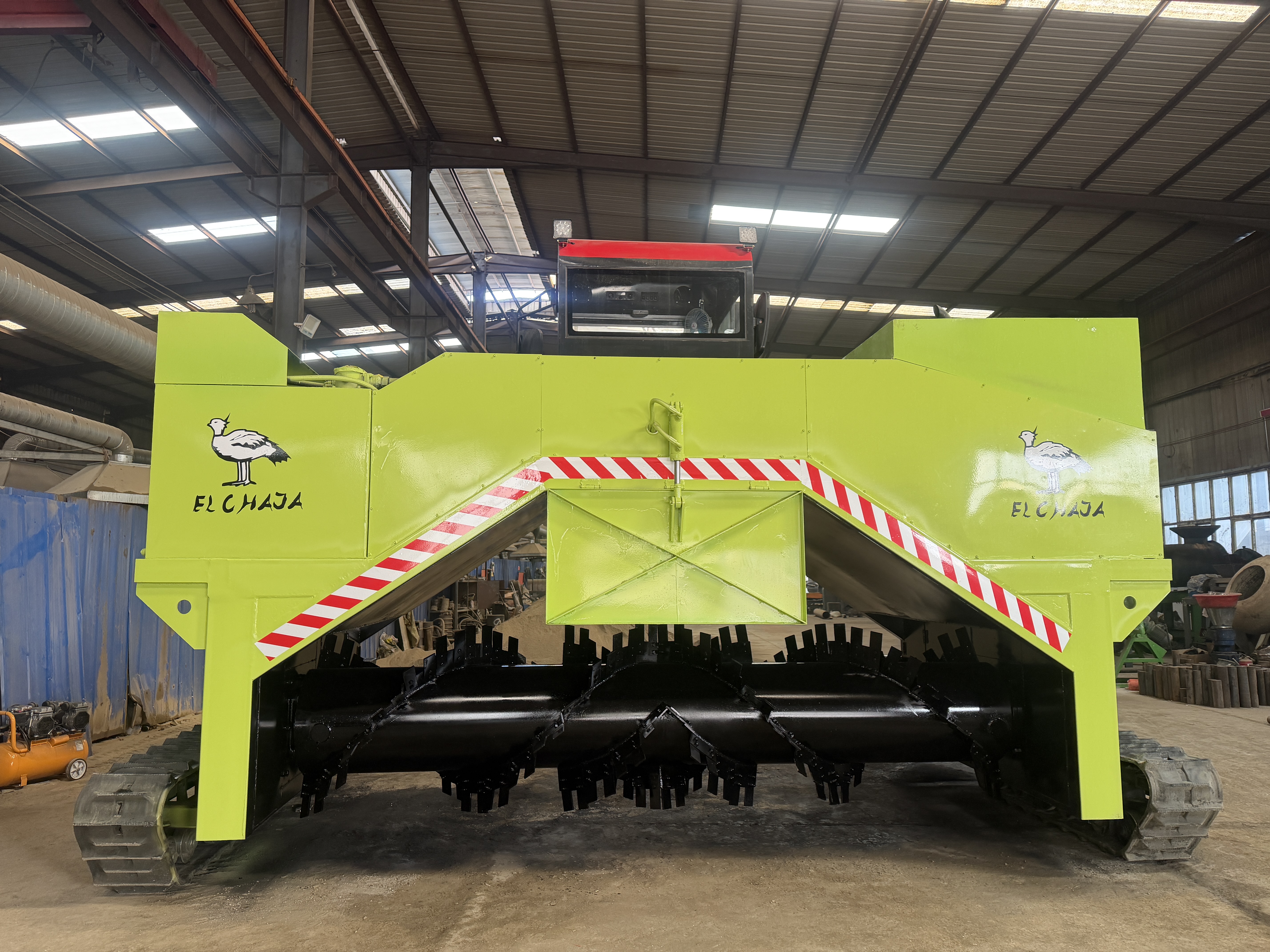 Livestock Manure Kitchen Waste Self Propelled 3 Meter Hydraulic Windrow Compost Turner 1200-1500m/h Capacity High Productivity