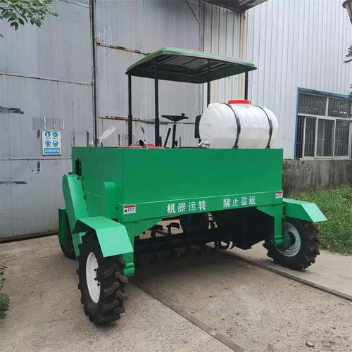 Poultry Manure Self-Propelled Wheeled Composting Machine / Mobile Compost Turning Machine High-Efficiency Tracked Design 500-700