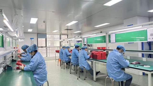 فريق مراقبة الجودة في شركة AGI Health للأجهزة الطبية