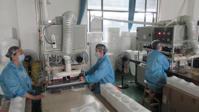 Solar warning light for traffic safety and road construction zones