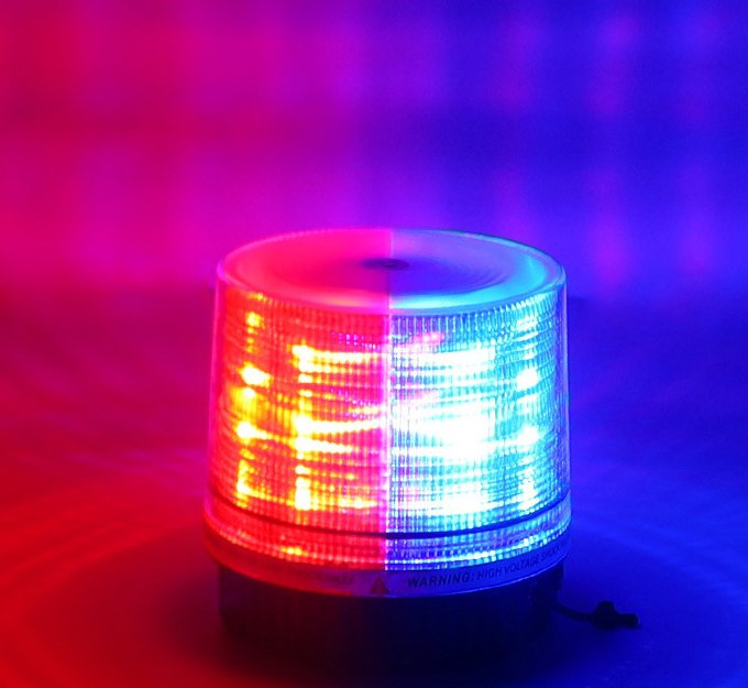 3.7V 4000mAh Wireless Car LED Warning Beacon Flashing Light with Remote Control 18W Road Traffic Emergency Warning Strobe Light with AC DC