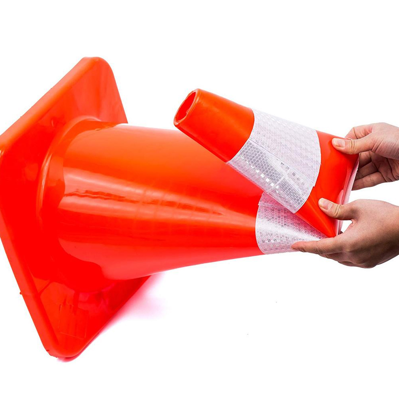 Flashing Light Black Rubber Base PE Plastic Road Cone for Road Safety