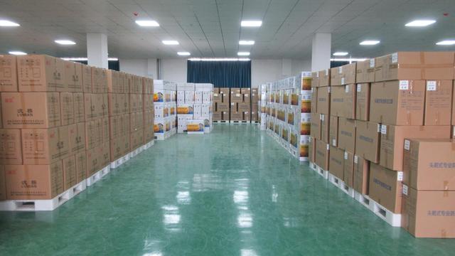 Solar warning lights deployed on highway road construction project