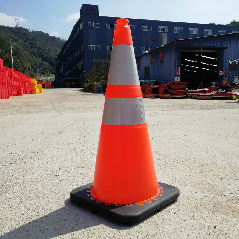Flashing Light Black Rubber Base PE Plastic Road Cone for Road Safety