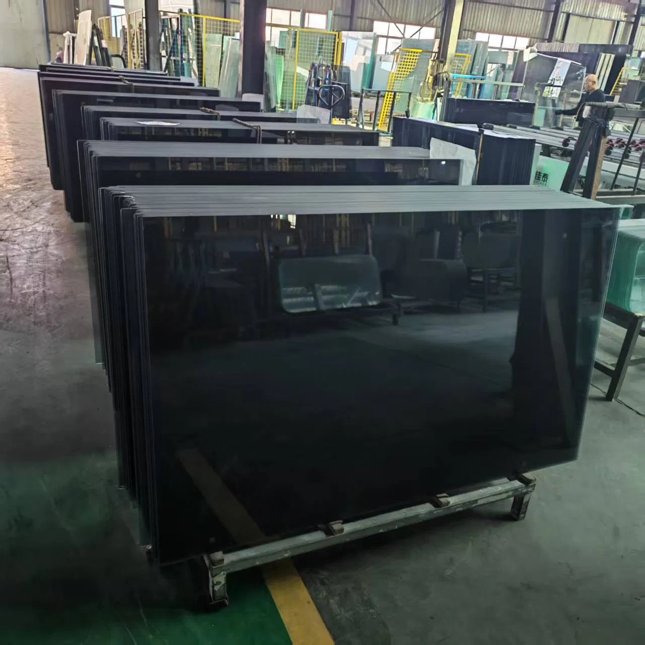 China Bus Windows Glass Wholesaler/Manufacturer Tempered Safety Glass Auto Spare Parts