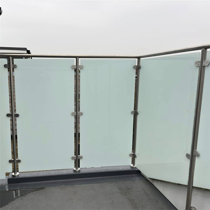 Three Quarter Tube Support for Railing Staircases in Frameless Glass Balustrade Systems
