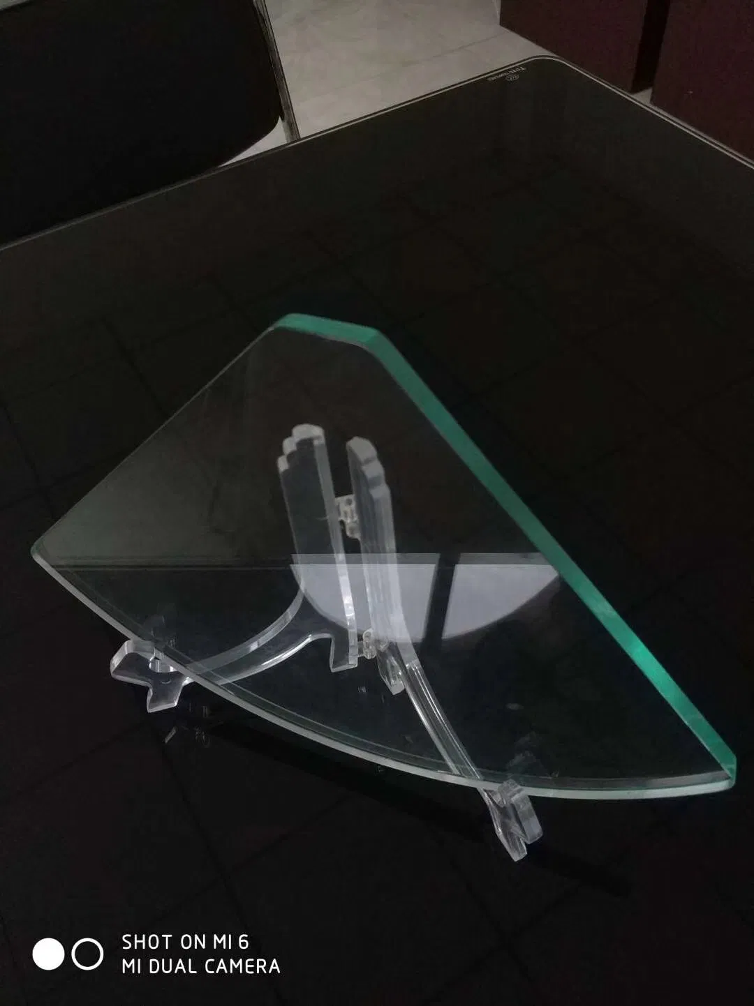 China Clear Floating Quarter Circle Tempered Wall Corner Glass Shelves with Polished Edge Wholesale