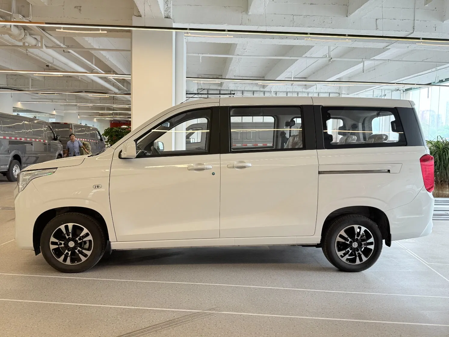350km Dong Feng Van Byd Electric Engine Mini Bus with 8 Seater