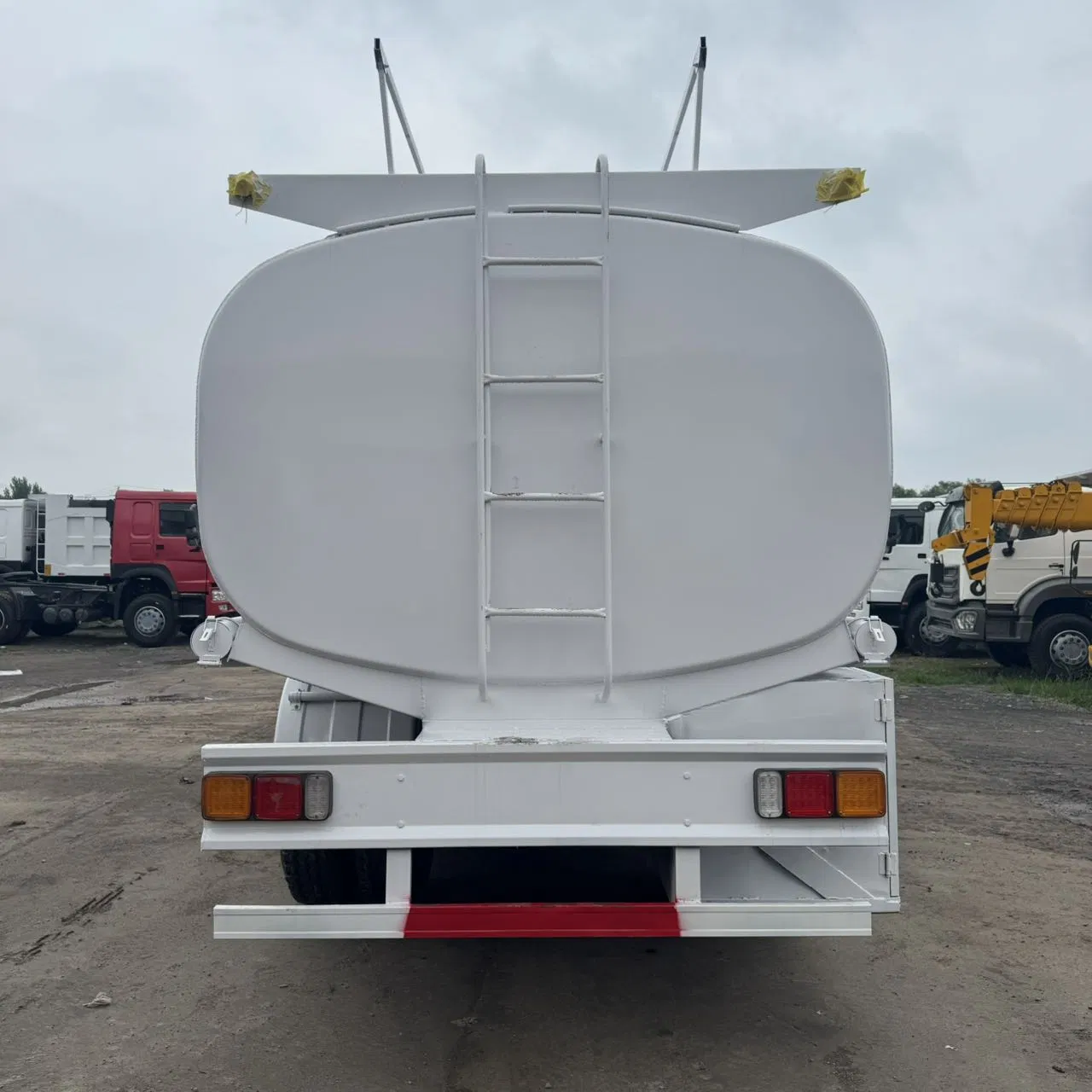 Used Truck Chinese Brand Hot Sale Left/Right Hand Drive Heavy-Duty Industrial 8X4 4X2 371HP/380HP/400HP/420HP Oil Transport HOWO 6X4 Fuel Tank Truck