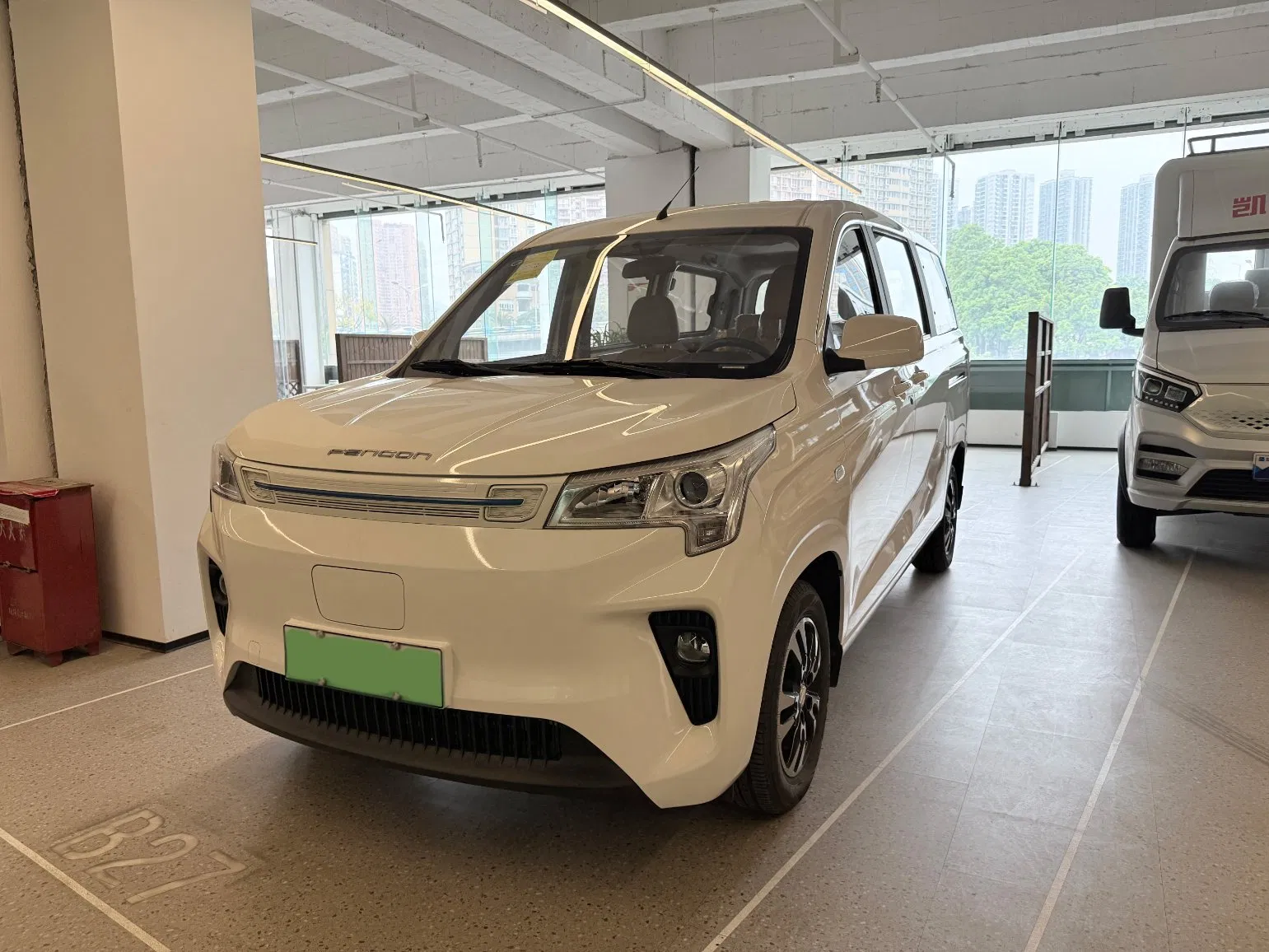 350km Dong Feng Van Byd Electric Engine Mini Bus with 8 Seater