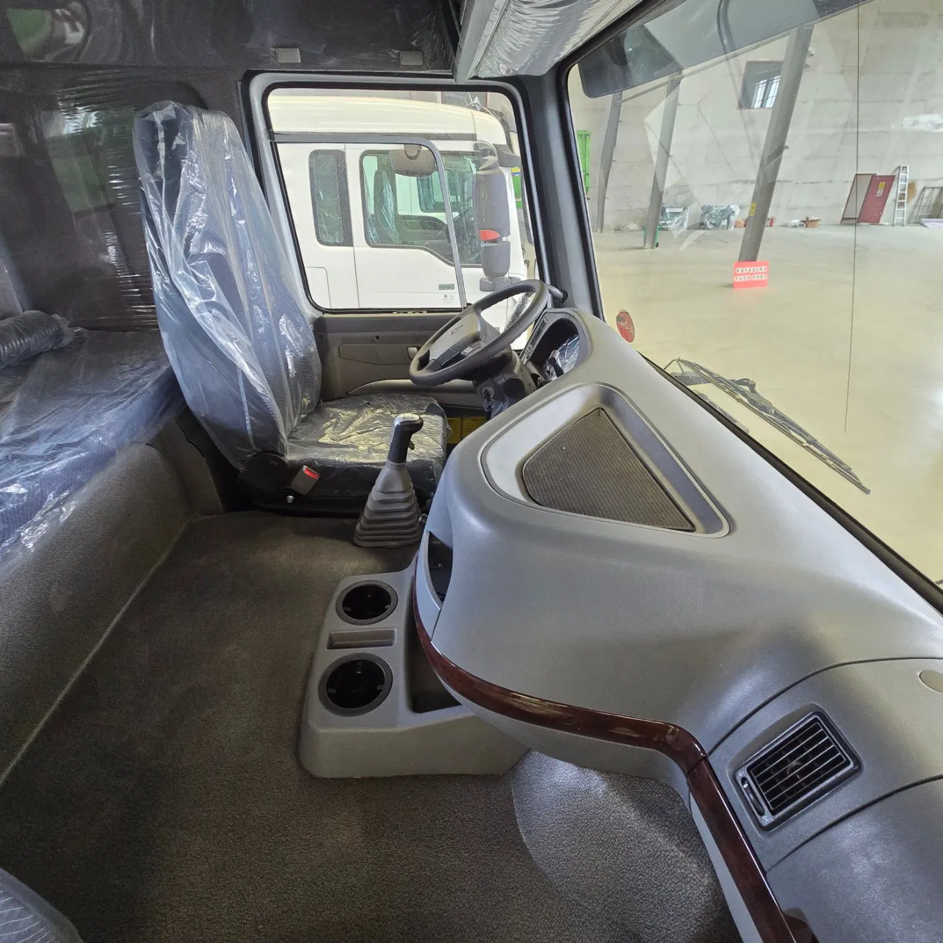 Sinotruk HOWO 6X4 Heavy Duty Tow Tractor Head 400HP New Diesel Truck Trailer Rear Camera Euro 2 Emission Weichai Left for Sale