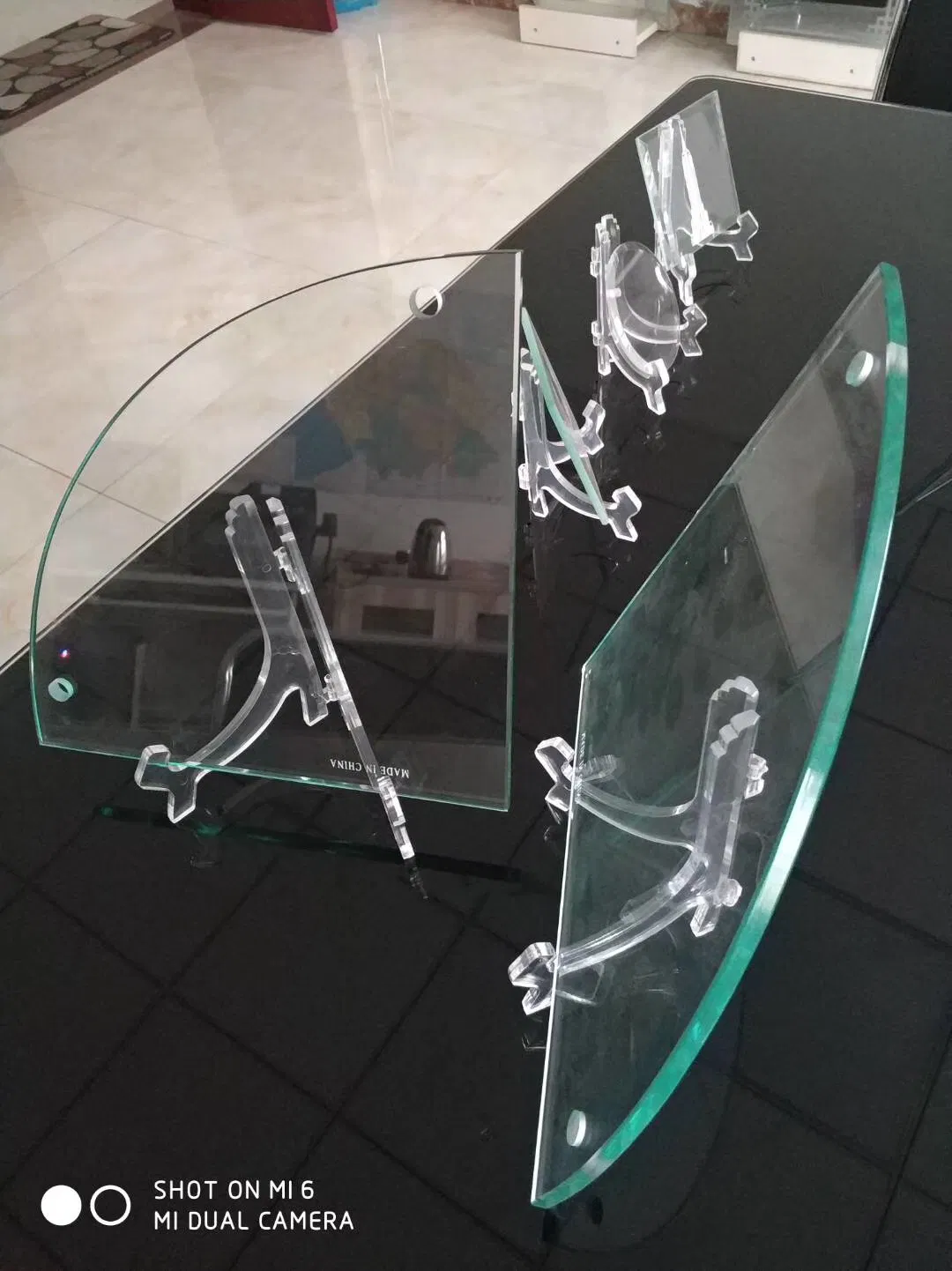 China Clear Floating Quarter Circle Tempered Wall Corner Glass Shelves with Polished Edge Wholesale