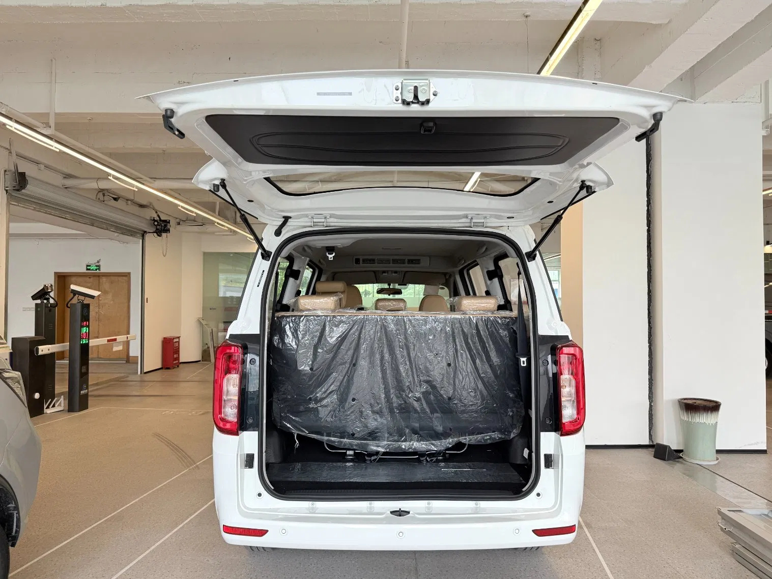 350km Dong Feng Van Byd Electric Engine Mini Bus with 8 Seater